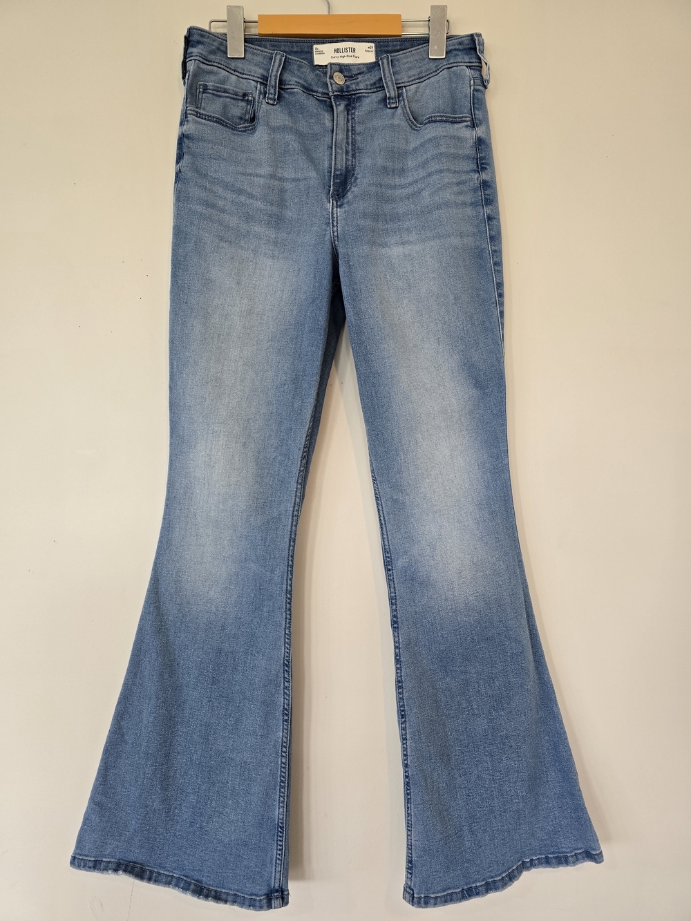 Hollister Women's Medium Wash Curvy High Rise Flare Jeans. Size 8R. 29 Waist.